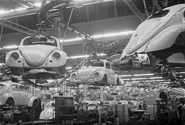 VW Werk 1962 VW Werke - VW Käfer Fertigung - Montage-Fließband, Deutschland Wolfsburg 1962. VW Werke - VW Beetle manufacturing - assembly line, Germany Wolfsburg 1962., Wolfsburg Deutschland Copyright: ErichxAndres EAN_90062_00662942 UnitedArchives