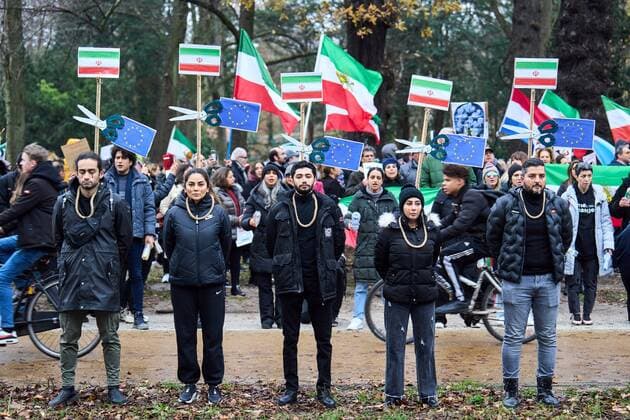 News Themen der Woche KW51 News Bilder des Tages THE HAGUE - Demonstrators protest at the House of Representatives against the Iranian government. Mass demonstrations for women s rights are taking place in Iran, which started after the death of 22-year-old Mahsa Amini. She died in detention after being arrested by the morality police. ANP PHIL NIJHUIS netherlands out - belgium out *** THE HAGUE Demonstrators protest at the House of Representatives against the Iranian government Mass demonstrations for women s rights are taking place in Iran, which started after the death of 22 year old Mahsa Amini She died in detention after being arrested by the morality police ANP PHIL NIJHUIS netherlands out belgium out  Copyright: xx x459737144x originalFilename: 459737144.jpg