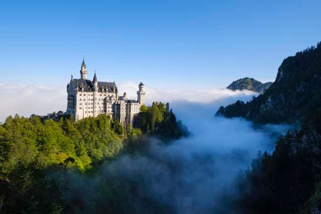  Schloss Neuschwanstein, Nebel über der Pöllatschlucht, Hohenschwangau, Füssen, Allgäuer Alpen, Allgäu, Bayern, Deutschland, Europa *** Castle Neuschwanstein, Fog via the pollat gorge, Hohenschwangau, feet, Allgäuer Alps, allgaeu, Bavaria, Germany, Europe Copyright: imageBROKER/WilfriedxWirth ibldwh08903872.jpg