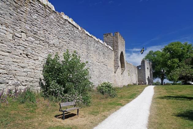 Path along Medieval City walls and towers, visby, Baltic Sea, gotland, Sweden, Europe Copyright: imageBROKER ReinhardxPantke ibxrpa08897497.jpg