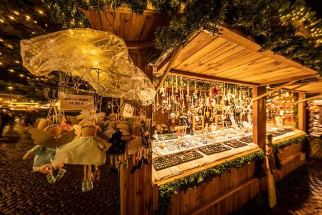 Redaktionell: Weihnachtsmarkt in Darmstadt im Dezember 2022. Redaktionell: Stand auf dem beleuchteten naechtlichen Weihnachtsmarkt in Darmstadt im Dezember 2022. *** Editorial Christmas market in Darmstadt in December 2022 Editorial booth at the illuminated night Christmas market in Darmstadt in December 2022 Copyright: xBEAUTIFULxSPORTS KJPetersx