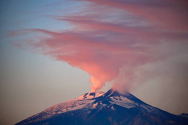 Bilder des Jahres 2022, News 12 Dezember News Themen der Woche KW51 News Bilder des Tages Catania, The eruption of Etna intensifies with the flow pouring into the Valle del Bove. Today even the crater the abyss has not stopped degassing creating a fantastic sunset Editorial Usage Only  Copyright: xAngelaxPlataniax xIPAx Agenzia_Fotogramma_FGR3708935
