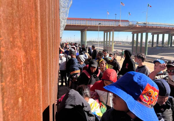 Migrants stand in a line to be accepted by members of the US Border Patrol in El Paso, Tx, at border line between the US and Mexico. Migrants at the border between the US and Mexico !ACHTUNG: NUR REDAKTIONELLE NUTZUNG!  Copyright: xOctavioxGuzmánx USA2799 20221222-66011d1f93407544224c545e88d5ee687f7565b8