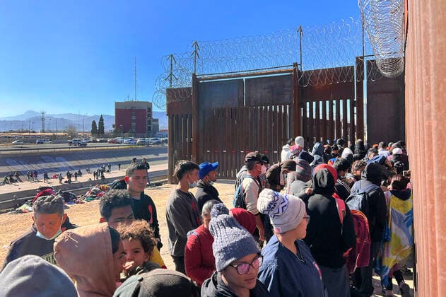 Migrants stand in a line to be accepted by members of the US Border Patrol in El Paso, Tx, at border line between the US and Mexico. Migrants at the border between the US and Mexico !ACHTUNG: NUR REDAKTIONELLE NUTZUNG!  Copyright: xOctavioxGuzmánx USA2800 20221222-9308978e77ab56e7332d8f3b3a716409ac3b9d26