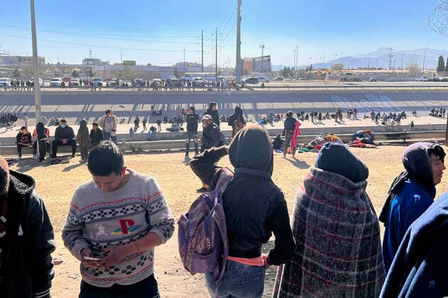 Migrants stand in a line to be accepted by members of the US Border Patrol in El Paso, Tx, at border line between the US and Mexico. Migrants at the border between the US and Mexico !ACHTUNG: NUR REDAKTIONELLE NUTZUNG!  Copyright: xOctavioxGuzmánx USA2801 20221222-0be2d742f7e6eca7aefde677922f5c2534d7bf7f