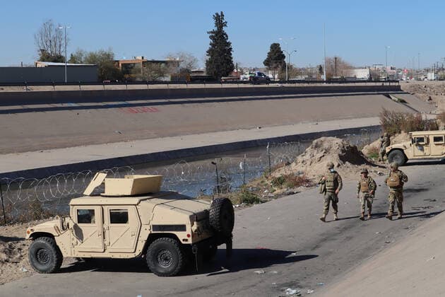 Members of the US National Guard patrol along the border line between the US and Mexico in El Paso, Tx, US, 21 December 2022 . Migrants at the border between the US and Mexico !ACHTUNG: NUR REDAKTIONELLE NUTZUNG!  Copyright: xOctavioxGuzmánx USA2812 20221222-f198184efb0142c1b430fd947493101116a3d97f