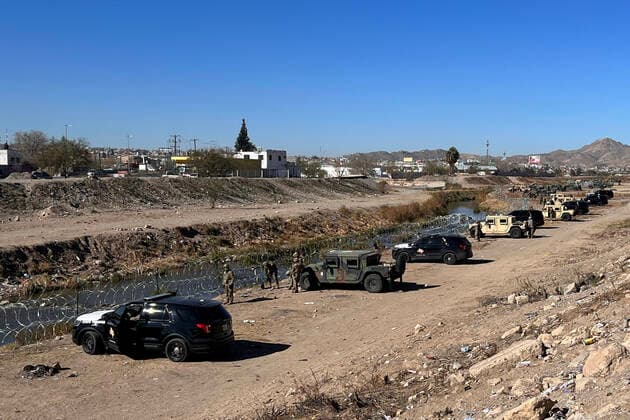Members of the US National Guard patrol along the border line between the US and Mexico in El Paso, Tx, US, 21 December 2022 . Migrants at the border between the US and Mexico !ACHTUNG: NUR REDAKTIONELLE NUTZUNG!  Copyright: xOctavioxGuzmánx USA2808 20221222-15deacace2caec8288597b8af6fce8ed856ab2b2