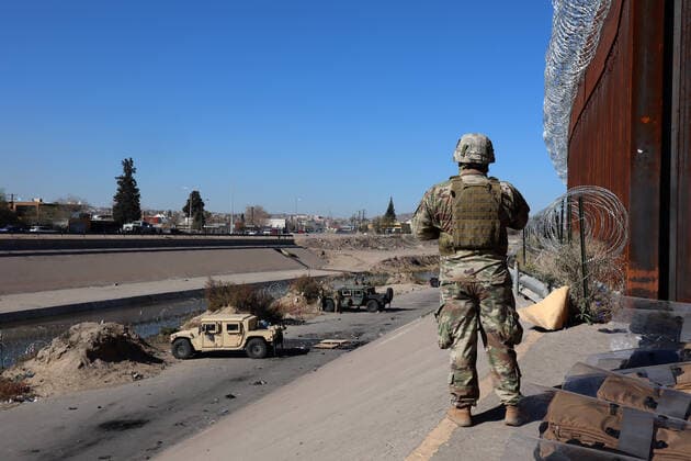 A member of the US National Guard stands the border line between the US and Mexico in El Paso, Tx, US, 21 December 2022 . Migrants at the border between the US and Mexico !ACHTUNG: NUR REDAKTIONELLE NUTZUNG!  Copyright: xOctavioxGuzmánx USA2804 20221222-2c35c9fa25f8eb855f386e07a5d704898bd9f239