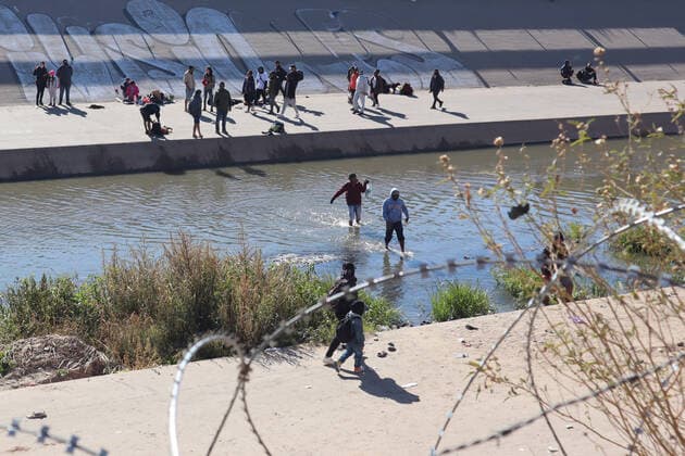 Migrants cross a river to be accepted by members of the US Border Patrol in El Paso, Tx, at border line between the US and Mexico. Migrants at the border between the US and Mexico !ACHTUNG: NUR REDAKTIONELLE NUTZUNG!  Copyright: xOctavioxGuzmánx USA2803 20221222-405b5c598851bacd7e4c9d4a7fca94ec768b4d66