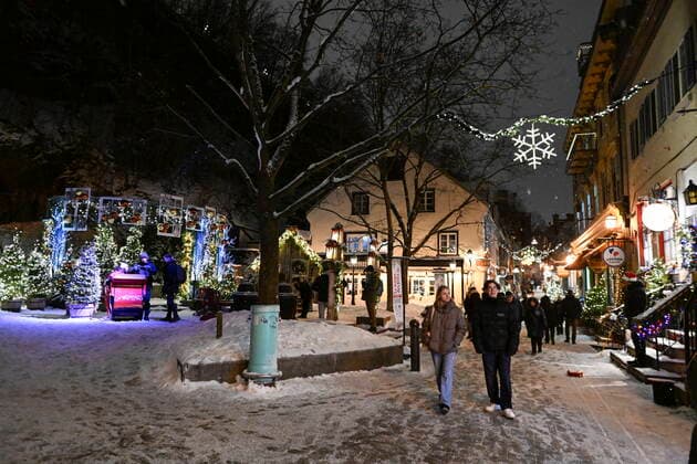 December 21, 2022, QUEBEC, PQ, Canada: Christmas lights and decorations are seen in the old historic Quartier Petit Champlain in Quebec City Wednesday, December 21, 2022. QUEBEC Canada  - ZUMAc35_ 20221221_zaf_c35_066 Copyright: xJacquesxBoissinotx