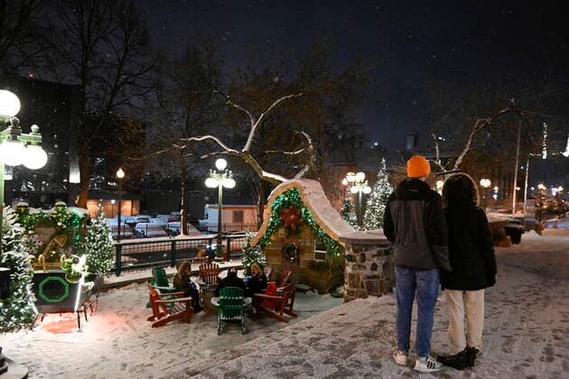 December 21, 2022, QUEBEC, PQ, Canada: Christmas lights and decorations are seen in Quebec City, Wednesday, December 21, 2022. QUEBEC Canada  - ZUMAc35_ 20221221_zaf_c35_067 Copyright: xJacquesxBoissinotx