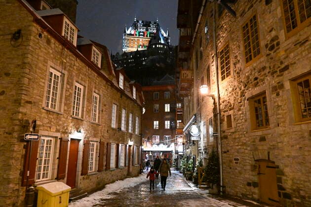 December 21, 2022, QUEBEC, PQ, Canada: Christmas lights and decorations are seen in the old historic Quartier Petit Champlain in Quebec City Wednesday, December 21, 2022. QUEBEC Canada  - ZUMAc35_ 20221221_zaf_c35_068 Copyright: xJacquesxBoissinotx