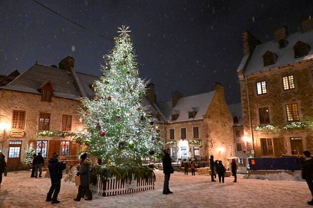 December 21, 2022, QUEBEC, PQ, Canada: Christmas lights and decorations are seen in the old historic Place Royale in Quebec City Wednesday, December 21, 2022. QUEBEC Canada  - ZUMAc35_ 20221221_zaf_c35_072 Copyright: xJacquesxBoissinotx