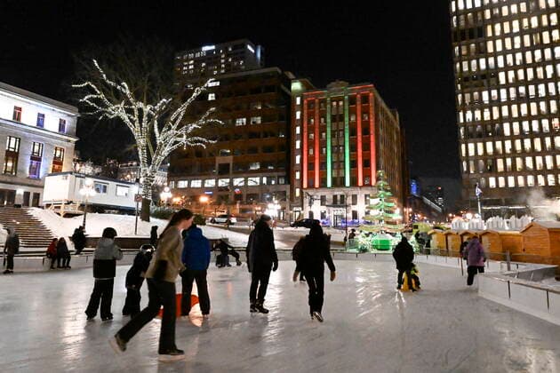 December 21, 2022, QUEBEC, PQ, Canada: Skaters enjoy the skating rink decorated for Christmas in Quebec City Wednesday, December 21, 2022. QUEBEC Canada  - ZUMAc35_ 20221221_zaf_c35_076 Copyright: xJacquesxBoissinotx