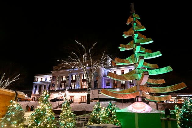 December 21, 2022, QUEBEC, PQ, Canada: Christmas lights and decorations are seen at the German Market in Quebec City, Wednesday, December 21, 2022. QUEBEC Canada  - ZUMAc35_ 20221221_zaf_c35_077 Copyright: xJacquesxBoissinotx