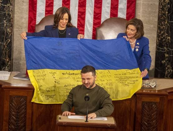 Ukrainian President Volodymyr Zelensky presents a Ukrainian flag to Vice President Kamala Harris (L) and Speaker of the House Nancy Pelosi (R) during his address tp a joint session of Congress at the U.S. Capitol in Washington, DC on Wednesday, December 21, 2022. Zelensky met with President Joe Biden earlier in the day.  WAS2022122164 PATxBENIC