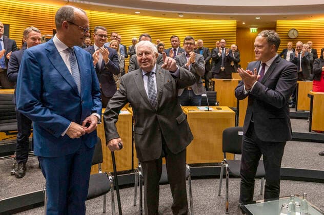 News Themen der Woche KW51 News Bilder des Tages Friedrich Merz, Bernhard Vogel und Mario Voigt beim Festakt zu 30 Jahre CDU-Fraktion im Thüringer Landtag und zum 90. Geburtstag von Bernhard Vogel im Plenarsaal des Thüringer Landtages. Erfurt, 21.12.2022 *** Friedrich Merz, Bernhard Vogel and Mario Voigt at the ceremony marking 30 years of the CDU parliamentary group in the Thuringian state parliament and Bernhard Vogels 90th birthday in the plenary hall of the Thuringian state parliament Erfurt, 21 12 2022 Foto:xM.xKremerx xFuturexImage