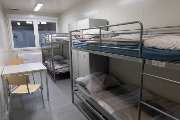 Weitere Flüchtlingsunterkunft in Berlin Berlin, Deutschland - 22. Dezember 2022: Auf dem Gelände des ehemaligen Flughafens Tempelhof ist in den Hangars 2 und 3 eine temporäre Unterkunft für bis zu 850 geflüchtete Menschen entstanden. Bedingt durch den Krieg in der Ukraine flüchten nach wie vor viele Ukrainer unter anderem nach Berlin. Berlin