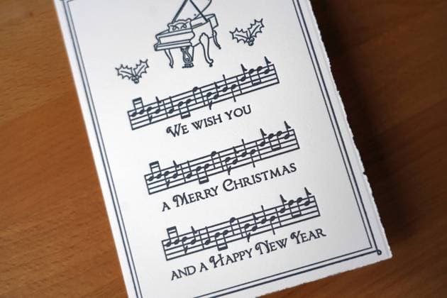 Eine auch in Deutschland vertriebene Weihnachtskarte aus Holland soll das Lied We Wish You a Merry Christmas zeigen, enthält aber völlig falsche Noten: Die dargestellte Melodie hat nichts mit dem Weihnachtslied zu tun; die Notenhälse zeigen teilweise nach oben statt nach unten; und der Takt wechselt willkürlich und ohne entsprechende Kennzeichnung mehrmals von 2 4 zu 3 4. *** A Christmas card from Holland, which is also distributed in Germany, is supposed to show the song We Wish You a Merry Christmas, but it contains completely wrong notes The melody shown has nothing to do with the Christmas song the note stems point partly upwards instead of downwards and the time changes arbitrarily and without appropriate marking several times fro