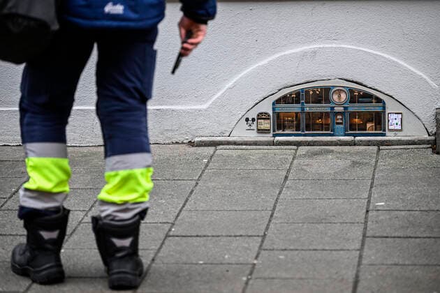 News Themen der Woche KW51 MALMÖ 2022-12-22 Den tidigare borgmästaren pa fri tass - utnyttjade hal i systemet! Löpsedlarna pa plats da de anonyma mössen har öppnat tidningsredaktion i centrala Malmö. Redaktionslokalen för Folkbladet Lindenkronan pa Nikolaigatan delar lokal med tillhörande tryckeri i musstorlek. Konstnärskollektivet Anonymouse miniatyrkonstverk har sedan 2016 varit ett staende inslag i decembermörkret i Malmö. MALMÖ SVERIGE x50090x *** MALMÖ 2022 12 22 The former mayor freely exploited loopholes in the system The ballots are in place when the anonymous mice have opened a newspaper editorial office in central Malmö The editorial office for Folkbladet Lindenkronan on Nikolaigatan shares premises with the associated mouse-sized prin  Copyright: xJohanxNilsson TTx NY TIDNING I MALMÖ - ANONYMOUSE STARTAR FOLKBLADET LINDENKRONAN KZjZG2SXyLk