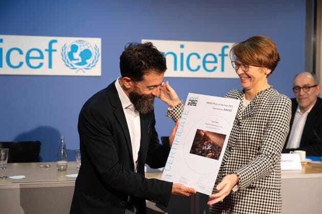 Photographer Eduardo Soteras and UNICEF Patron Elke Buedenbender Büdenbender on 22 12 2022 with the Unicef Photo of the Year 2022 in the exhibition at the Haus der Bundespressekonferenz in Berlin The Unicef Photo of the Year 2022 by renowned Argentine photographer Edu Copyright: epd-bild HansxScherhaufer epd-UNICEF-Foto_2022-4-kopieren