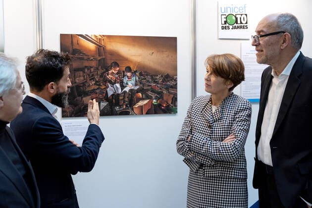 Art historian Klaus Honnef, jury chairman UNICEF Photo of the Year photographer Eduardo Soteras UNICEF patro Copyright: epd-bild HansxScherhaufer 3P3A7843