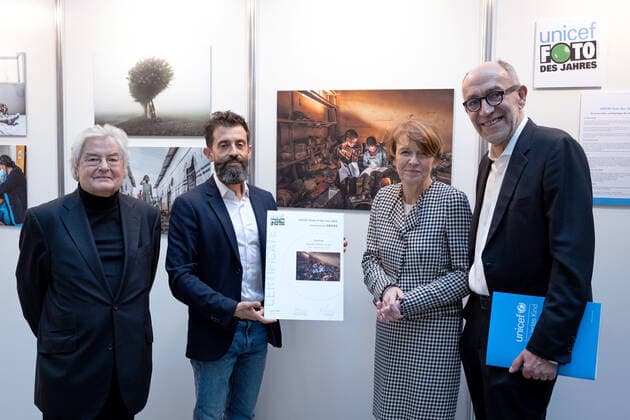 Art historian Klaus Honnef, jury chairman UNICEF Photo of the Year photographer Eduardo Soteras UNICEF patro Copyright: epd-bild HansxScherhaufer 3P3A7919