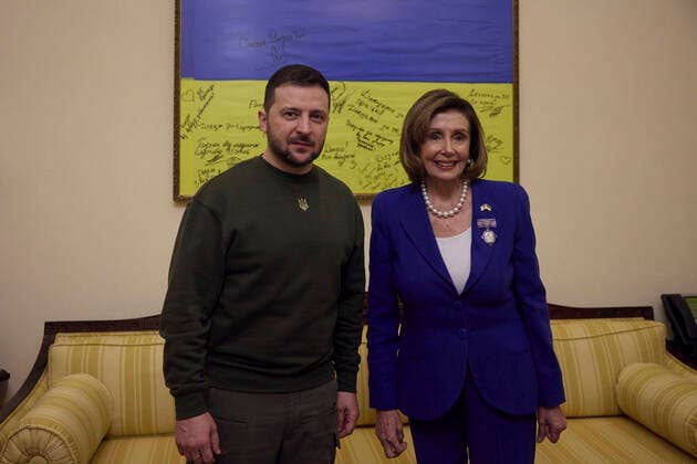 News Themen der Woche KW51 December 21, 2022, Washington, DC, United States: Speaker Nancy Pelosi, right, poses with the Ukrainian President Volodymyr Zelenskyy, before their bilateral meeting at the Speakers office on Capitol Hill, December 21, 2022 in Washington, D.C. Washington United States - ZUMAp138 20221221_zaa_p138_040 Copyright: xUkrainexPresidency UkrainianxPrex