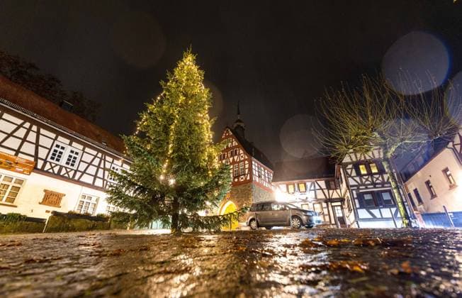 Regenwetter zu Weihnachten Lichtstrahlen spiegeln sich bei Regen in den Regentropfen auf der Linse der Kamera in der Oberurseler Altstadt. In diesem Jahr wird in Deutschland regnerisches und windiges Weihnachtswetter vorhergesagt, weiße Weihnachten sind nicht zu erwarten., Deutschland *** Rainy weather at Christmas Light rays are reflected in the raindrops on the lens of the camera in the old town of Oberursel when it rains This year in Germany rainy and windy Christmas weather is predicted, white Christmas is not expected , Germany