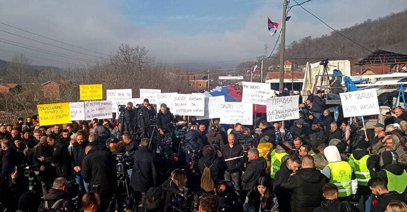 Bilder des Jahres 2022, News 12 Dezember News Themen der Woche KW51 News Bilder des Tages Serbia Kosovo Tensions Protest 8345326 22.12.2022 Protesters take part in a rally on the occasion of the announcement of the demolition of barricades by the interim Government of Kosovo Albanians in Pristina, Serbia. Tensions between Kosovo and Serbia expanded after ethnic Serbs in Kosovo s north built road-blocks on the main roads in a protest after the arrest of a former Kosovo police officer of Serbian ethnicity on charges of terrorism. Alexandar Djorovich Sputnik Serbia  Copyright: xAlexandarxDjorovichx