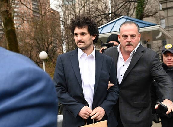 Bilder des Jahres 2022, News 12 Dezember News Themen der Woche KW51 News Bilder des Tages Sam Bankman-Fried founder and chief executive officer of FTX leaves federal court in Manhattan, Thursday, December 22, 2022 in New York. Bankman was released on 250 million dollars bail and was fitted with an ankle bracelet while awaiting trial for fraud and other criminal charges.  NYP20221222502 LouisxLanzano