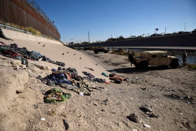 December 21, 2022, El Paso, Texas, USA: The Texas National Guard troops constructed a triple-strand concertina barrier along the Rio Grande riverbank in El Paso, Texas. Hundreds of migrant families abandon personal belongings daily. Texas governor GREG ABBOTT deployed 400 Texas National Guard troops to El Paso to assist in the migrant crisis. El Paso USA  - ZUMA 20221221_new_h170_132 Copyright: xJ.R.xHernandezx