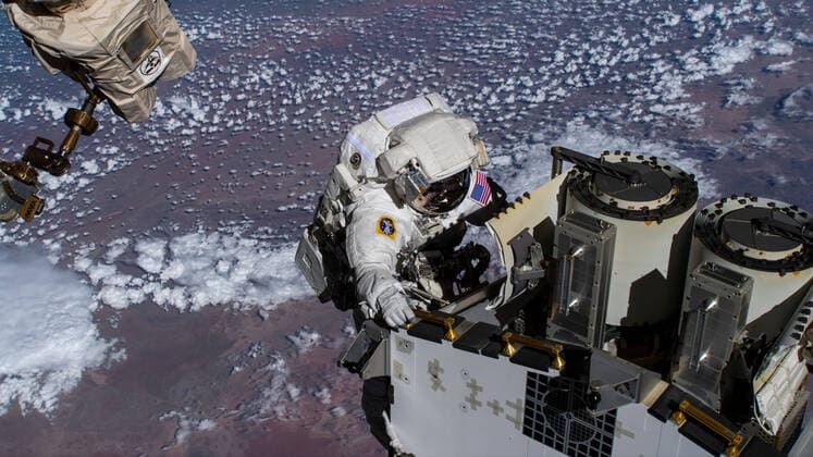 Bilder des Jahres 2022, News 12 Dezember News Themen der Woche KW51 News Bilder des Tages December 22, 2022, Earth Atmosphere: Expedition 68 Flight Engineer and spacewalker JOSH CASSADA prepares a roll-out solar array for its deployment on the International Space Station s Port-4 truss segment as the orbiting lab flew 262 miles above the Atlantic Ocean off the coast of Namibia. Earth Atmosphere - ZUMAz03_ 20221222_shl_z03_604 Copyright: xNASAx
