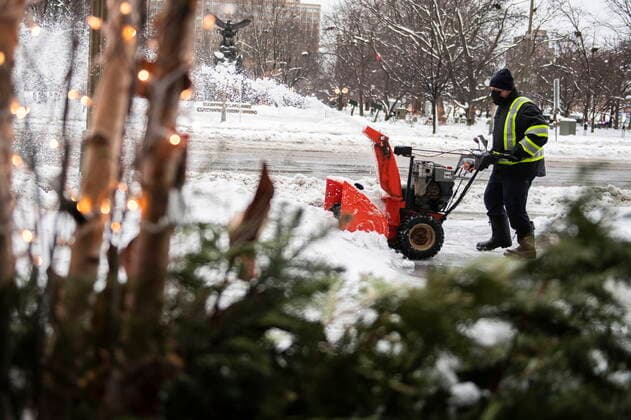December 23, 2022, Ottawa, ON, CAN: A worker operates a snowblower outside a hotel in Ottawa, as a winter storm warning is in effect, on Friday, Dec. 23, 2022. Ottawa CAN  - ZUMAc35_ 20221223_zaf_c35_011 Copyright: xJustinxTangx