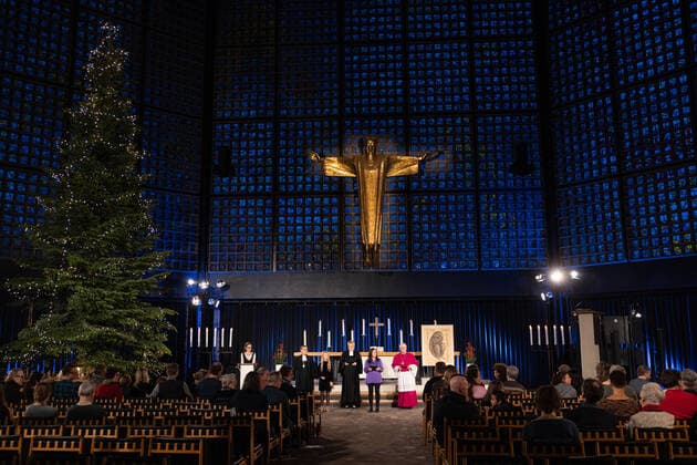 News Themen der Woche KW51 News Bilder des Tages Die evangelische Berliner Generalsuperintendentin Ulrike Trautwein und der katholische Berliner Erzbischof Heiner Koch haben am Freitag (23.12.2022) bei einer oekumenischen Christvesper in der Berliner Kaiser-Wilhelm-Gedaechtniskirche an die Opfer von Krieg und an Armut in der Gesellschaft erinnert. Die Vesper, an der auch die Schauspielerin Anna Thalbach teilnahm, soll an Heiligabend im RBB-Fernsehen ausgestrahlt werden. (Siehe epd-Meldung vom 23.12.2022) EDITORIAL USE ONLY *** The Protestant General Superintendent of Berlin Ulrike Trautwein and the Catholic Archbishop of Berlin Heiner Koch remembered the victims of war and poverty in society on Friday 23 12 2022 at an ecumenical Christmas Vespers in Berlins Kaiser Wilhelm Gedaechtniskirch Copyright: epd-bild HansxScherhaufer epd-Christvesper_Berlin5-kopieren