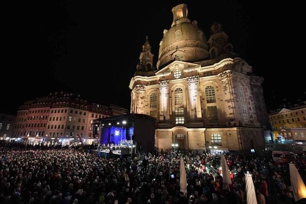 News Themen der Woche KW51 News Bilder des Tages Datum: 23.12.2022 Ort: Dresden Ein beeindruckendes Weihnachts-Vesper findet am Abend vor der wiederaufgebauten Dresdner Frauenkirche, im Herzen der saechsischen Landeshauptstadt, statt. Auf dem Neumarkt versammeln sich Tausende Menschen, um gemeinsam zu singen und zu beten. 1993 versammelten sich am Tag vor Heiligabend rund 50.000 Menschen auf dem Dresdner Neumarkt vor der Kirche, um gemeinsam zu singen. Seitdem hat die Vesper Tradition in Dresden. Coronabedingt fiel die Veranstaltung jedoch die vergangenen zwei Jahre aus. Die Weihnachtspredigt kommt von Sachsens evangelischem Landesbischof Tobias Bilz. Sachsens Ministerpraesident Michael Kretschmer haelt auf dem Neumarkt eine weihnachtliche Ansprache. Auch Dresdens Oberbuergermeister xBenedict Bartschx