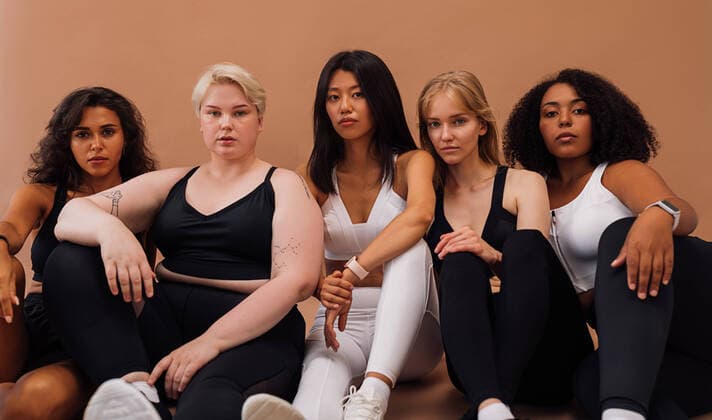 Creative Highlights Symbolbilder Five diverse women in sportswear sitting together and looking at the camera Copyright: xArtemxVarnitsinxArtemxVarnitsinx