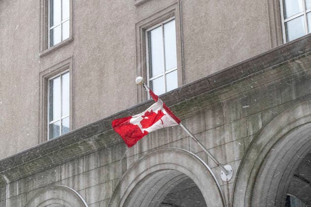 December 23, 2022, Toronto, Ontario, Canada: A winter storm has hit downtown Toronto with rain, ice, blowing snow, and intense wind on Friday, December 23, 2022. Toronto Canada - ZUMAnto 20221223_int_t155_029 Copyright: xWinstonxTangx