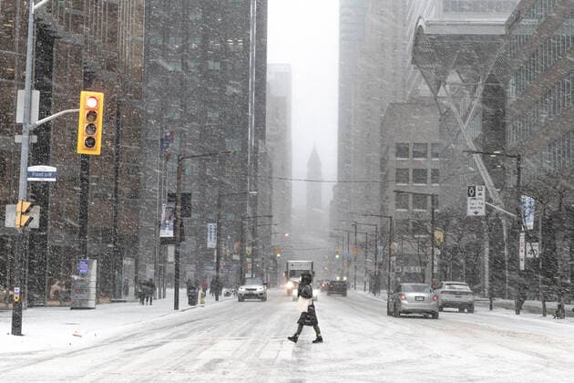 December 23, 2022, Toronto, Ontario, Canada: A winter storm has hit downtown Toronto with rain, ice, blowing snow, and intense wind on Friday, December 23, 2022. Toronto Canada  - ZUMAnto 20221223_int_t155_012 Copyright: xWinstonxTangx
