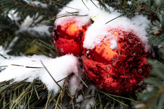 December 23, 2022, Toronto, Ontario, Canada: Toronto s Union Station is reflected on the surface of christmas ornaments as a winter storm hits downtown Toronto with rain, ice, blowing snow, and intense wind on Friday, December 23, 2022. Toronto Canada  - ZUMAnto 20221223_int_t155_020 Copyright: xWinstonxTangx