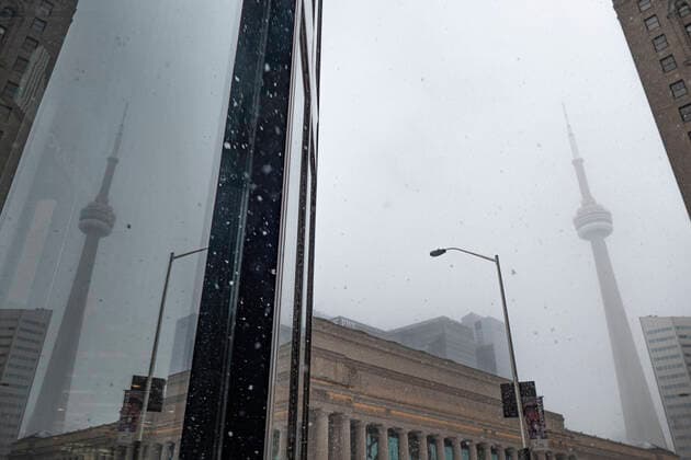 December 23, 2022, Toronto, Ontario, Canada: A winter storm has hit downtown Toronto with rain, ice, blowing snow, and intense wind on Friday, December 23, 2022. Toronto Canada  - ZUMAnto 20221223_int_t155_022 Copyright: xWinstonxTangx