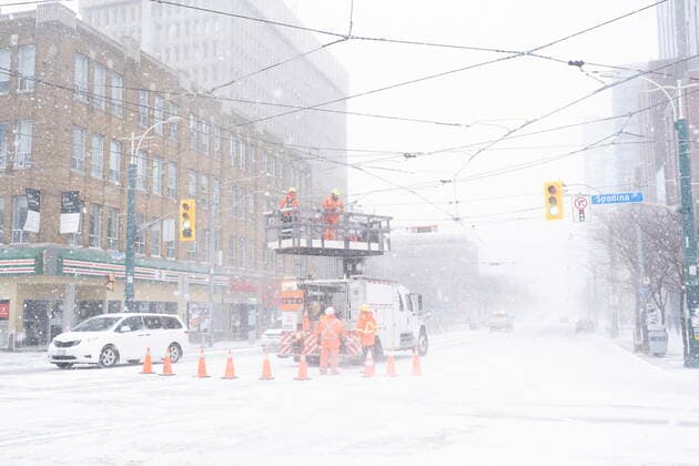 News Bilder des Tages December 23, 2022, Toronto, ON, CANADA: TTC works repair wires damaged by high winds during a snowstorm in Toronto on Friday, December, 23, 2022. A winter storm warning is in place for most of southern Ontario. Toronto CANADA  - ZUMAc35_ 20221223_zaf_c35_052 Copyright: xArlynxMcadoreyx