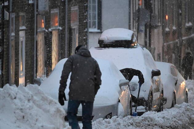 December 23, 2022, Quebec City, PQ, Canada: A man shovels his car out of a street parking space as a major storm hits Eastern Canada on Friday, December 23, 2022 in Quebec City. Quebec City Canada  - ZUMAc35_ 20221223_zaf_c35_058 Copyright: xJacquesxBoissinotx