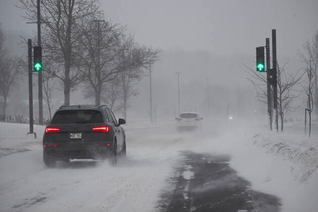 September 21, 2010, QUEBEC, PQ, Canada: Cars make their way on Blvd Champlain as a major storm hits Eastern Canada, Friday, December 23, 2022in Quebec City. QUEBEC Canada  - ZUMAc35_ 20100921_zaf_c35_091 Copyright: xJacquesxBoissinotx