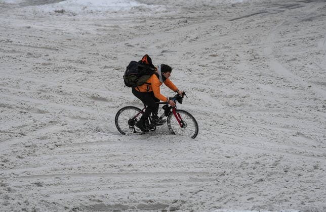 December 23, 2022, VANCOUVER, BC, CANADA: A cyclist navigates through the snow on an unplowed Robson Street as freezing rain falls in downtown Vancouver, on Friday, December 23, 2022. VANCOUVER CANADA  - ZUMAc35_ 20221223_zaf_c35_062 Copyright: xDarrylxDyckx