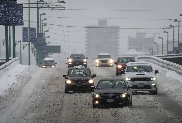 December 23, 2022, VANCOUVER, BC, CANADA: Motorists travel on the snow-covered Cambie Bridge as freezing rain falls in Vancouver, on Friday, December 23, 2022. VANCOUVER CANADA  - ZUMAc35_ 20221223_zaf_c35_068 Copyright: xDarrylxDyckx