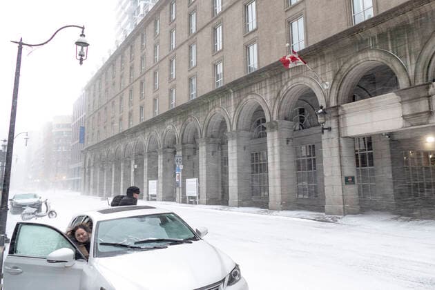 December 23, 2022, Toronto, Ontario, Canada: A winter storm has hit downtown Toronto with rain, ice, blowing snow, and intense wind on Friday. Toronto Canada - ZUMAnto 20221223_int_t155_002 Copyright: xWinstonxTangx