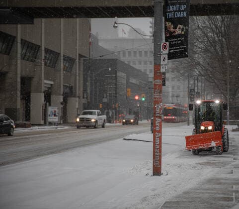 Winter Storm In Toronto Winter storm affects daily life in Toronto, Canada on December 23, 2022. Environment Canada has issued a winter storm warning for the region which is calling for snowfall amounts of 5 to 15 cm by Saturday morning. Wind gusts up to 90 km h resulting in widespread blowing snow which reduces visibility to near zero at times and temperature drops -20?. Toronto Canada  Copyright: xArifxBalkanx originalFilename: balkan-notitle221223_npAYw.jpg