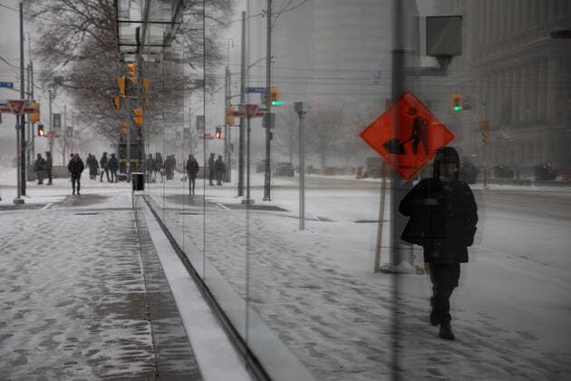 Winter Storm In Toronto Winter storm affects daily life in Toronto, Canada on December 23, 2022. Environment Canada has issued a winter storm warning for the region which is calling for snowfall amounts of 5 to 15 cm by Saturday morning. Wind gusts up to 90 km h resulting in widespread blowing snow which reduces visibility to near zero at times and temperature drops -20?. Toronto Canada  Copyright: xArifxBalkanx originalFilename: balkan-notitle221223_nproZ.jpg