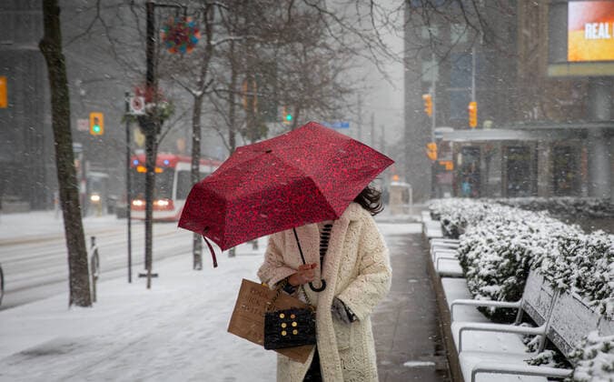 Winter Storm In Toronto Winter storm affects daily life in Toronto, Canada on December 23, 2022. Environment Canada has issued a winter storm warning for the region which is calling for snowfall amounts of 5 to 15 cm by Saturday morning. Wind gusts up to 90 km h resulting in widespread blowing snow which reduces visibility to near zero at times and temperature drops -20?. Toronto Canada  Copyright: xArifxBalkanx originalFilename: balkan-notitle221223_npC1B.jpg